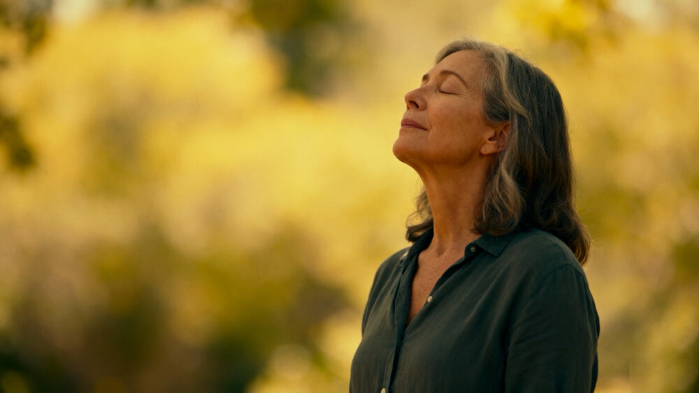 a women doing lung breath trainer training outside